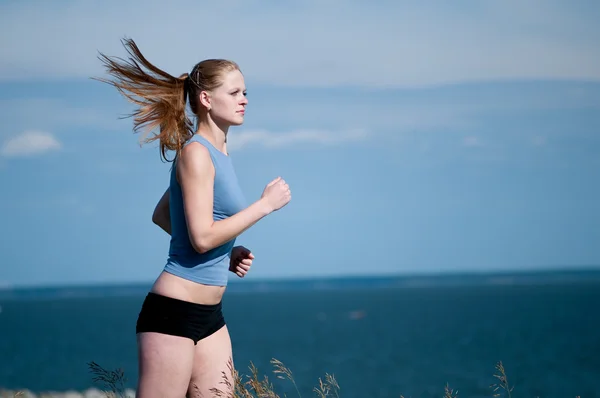 Jonge sport vrouw uitgevoerd op zonnige dag — Stockfoto