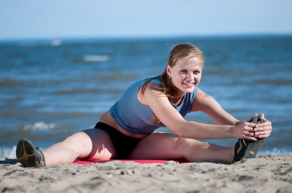 Γυναίκα που κάνει άσκηση stretching. γιόγκα — Φωτογραφία Αρχείου