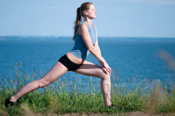 Mulher do esporte fazendo exercício de alongamento. Yoga — Fotografia de Stock