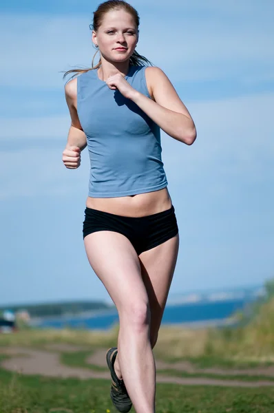 Joven mujer del deporte corriendo en día soleado —  Fotos de Stock