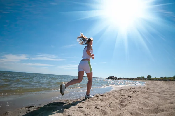 Donna sportiva che corre in costa — Foto Stock