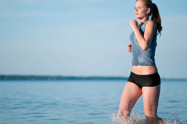 Deportiva corriendo en el agua —  Fotos de Stock