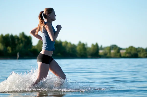 Deportiva corriendo en el agua —  Fotos de Stock