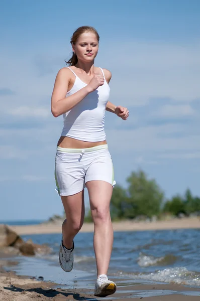 Esporte mulher correndo na costa do mar — Fotografia de Stock