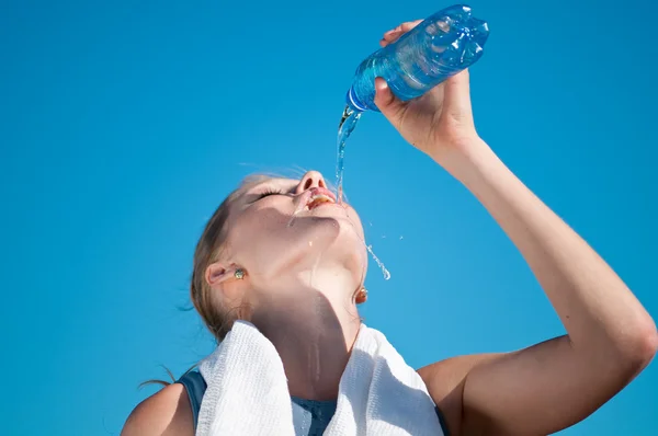 Sport nő ivóvíz — Stock Fotó
