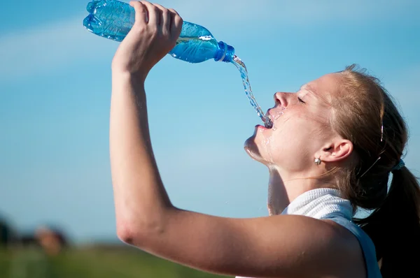Sport nő ivóvíz — Stock Fotó