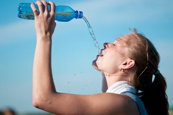 Sport donna acqua potabile — Foto Stock