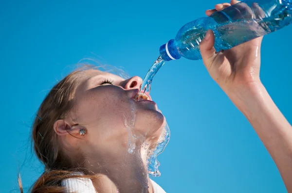 体育女人喝水 — 图库照片