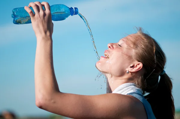 Femme sportive eau potable — Photo