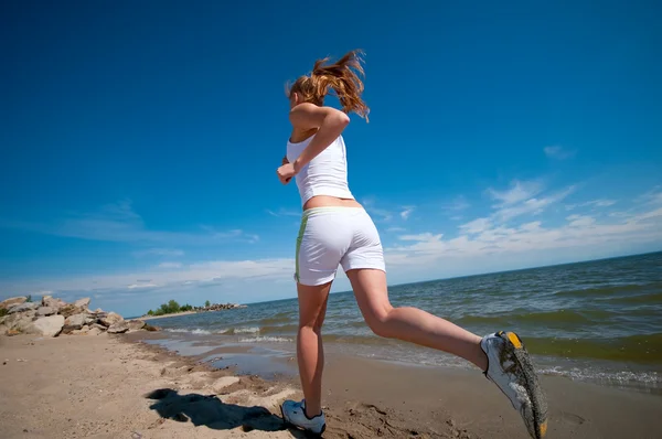 Sport vrouw uitgevoerd in Zeekust — Stockfoto