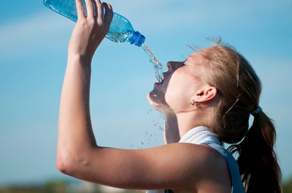 Deporte mujer agua potable — Foto de Stock
