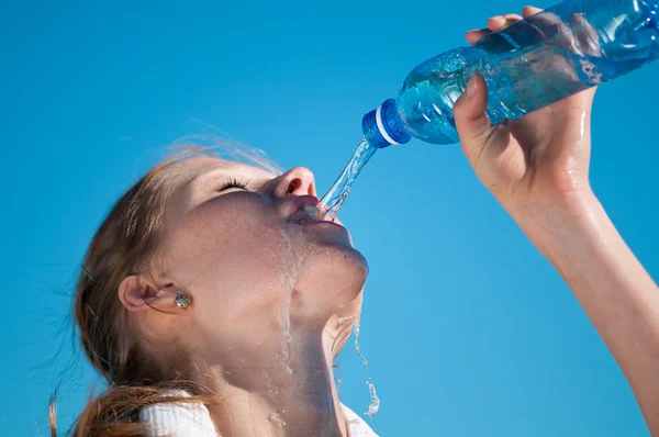 Sportovní žena pitné vody — Stock fotografie