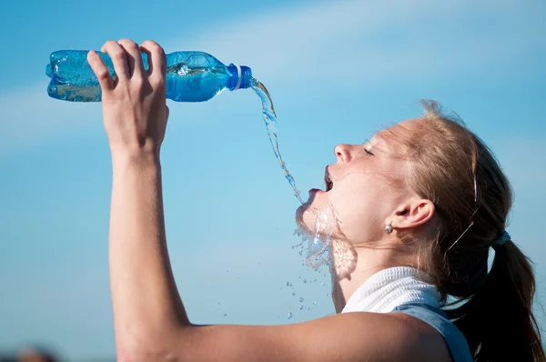 Спортивная женщина пьет воду — стоковое фото