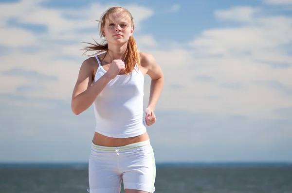 ビーチを走るスポーツ女性 — ストック写真