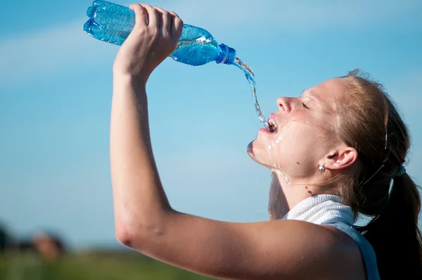 Femme sportive eau potable — Photo
