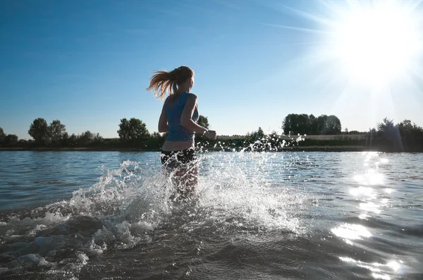 Esporte mulher correndo na água — Fotografia de Stock