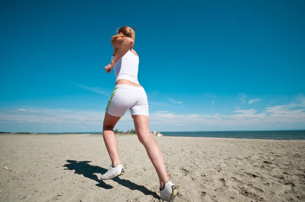 Esporte mulher correndo na praia — Fotografia de Stock