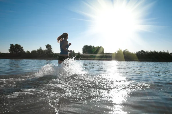 Deportiva corriendo en el agua — Foto de Stock