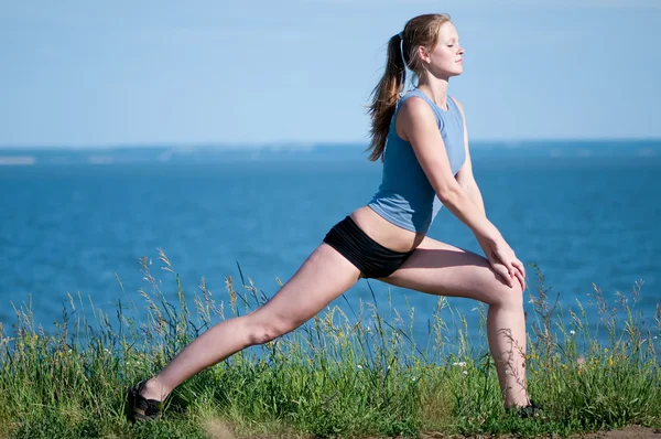 Kobieta Sport robi ćwiczenia rozciągające. Joga — Zdjęcie stockowe