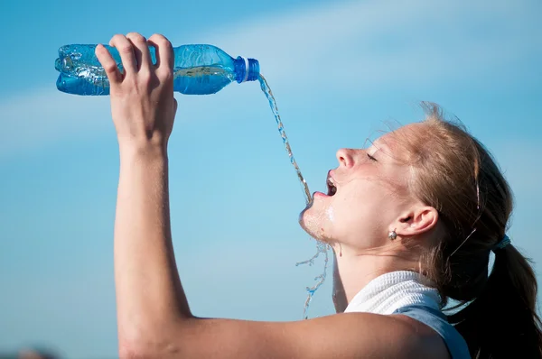 Sport donna acqua potabile — Foto Stock