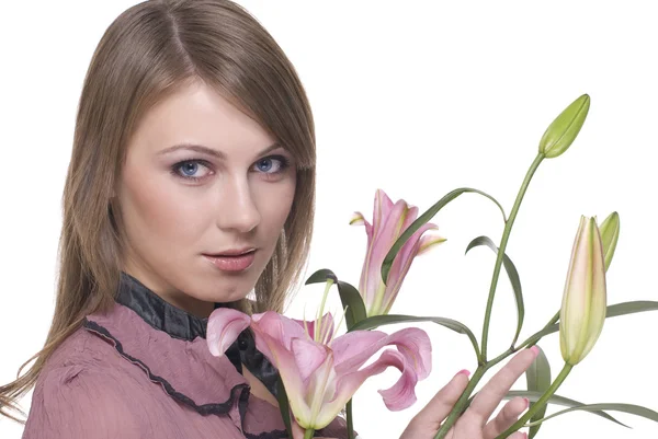 Close-up van portret van jonge mooie vrouw met bloem — Stockfoto