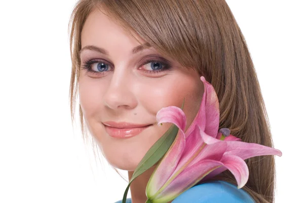 Gros plan portrait de jeune belle femme avec fleur — Photo