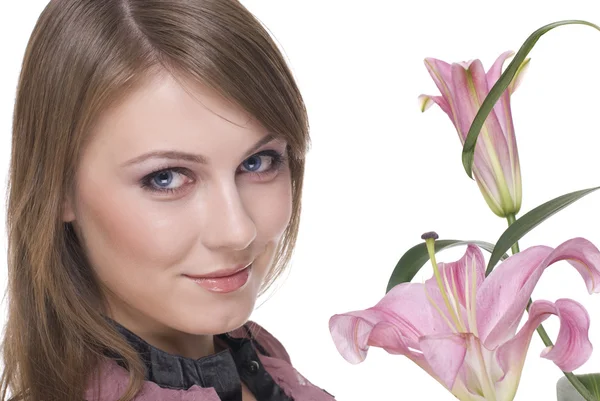 Portret młodej kobiety piękne z kwiatem z bliska — Zdjęcie stockowe