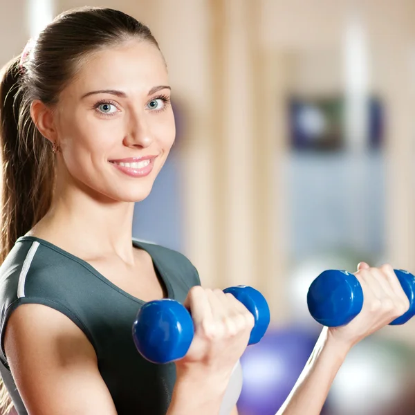 Krásný sport žena, která dělá moc fitness cvičení — Stock fotografie
