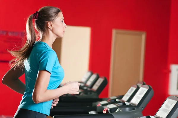Gym uitoefening. draaien op een machine op. — Stockfoto