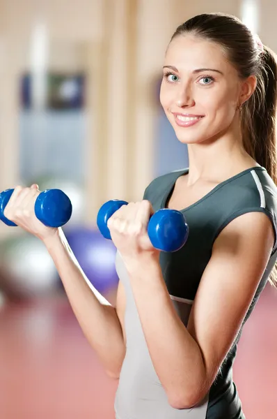 Mooie sport vrouw doen macht fitness oefening — Stockfoto