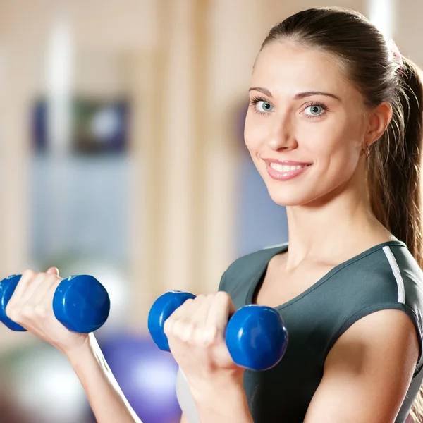 Beautiful sport woman doing power fitness exercise — Stock Photo, Image