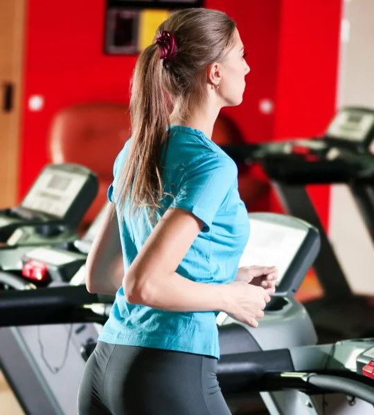 Gym uitoefening. draaien op een machine op. — Stockfoto