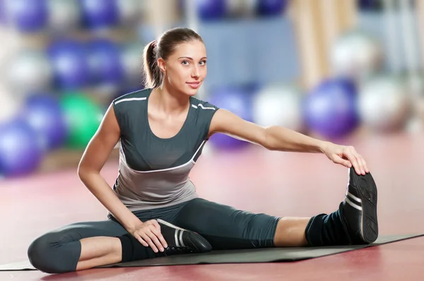 Frau beim Stretching-Fitnesstraining im Fitnessstudio. Yoga — Stockfoto