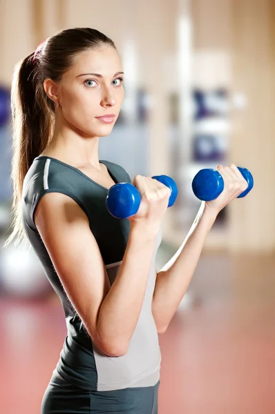 A nők a gyönyörű sport súlyzó edzés — Stock Fotó