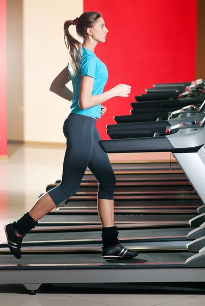 Άσκηση γυμναστήριο. τρέχω επάνω σε μια μηχανή. — Φωτογραφία Αρχείου