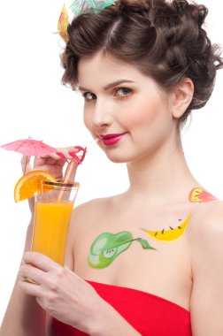 meyve bodyart ve suyu ile güzellik kadın portresi yukarıya kapatmak