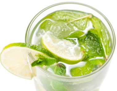 Mojito üzerine beyaz kokteyl