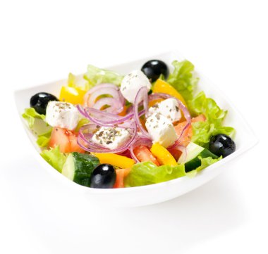 beyaz zemin üzerine Yunan salatası