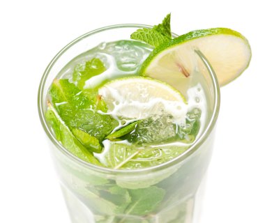 Mojito üzerine beyaz kokteyl