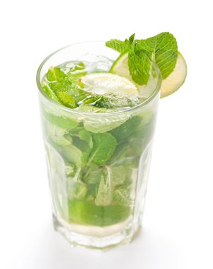 Mojito üzerine beyaz kokteyl