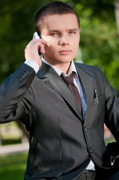 Homem de negócios falar por telefone móvel. Estudante — Fotografia de Stock