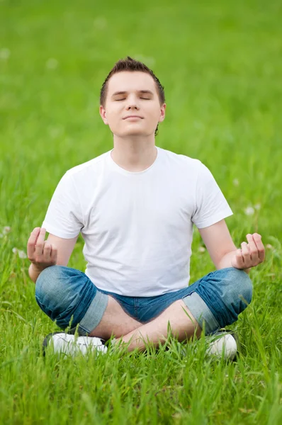 一个年轻人在做瑜伽在公园 — 图库照片