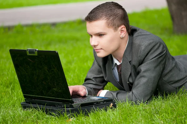 Бізнесмен працює на ноутбуці в парку. Студентська — стокове фото