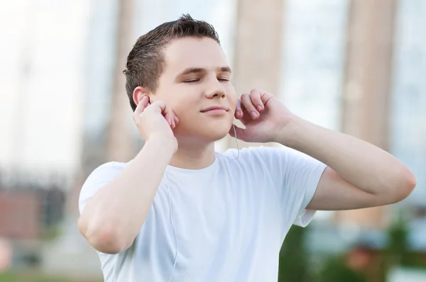 Jonge aantrekkelijke man met hoofdtelefoon — Stockfoto