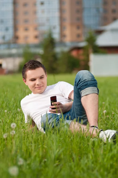 Aantrekkelijke jongeman met mobile — Stockfoto