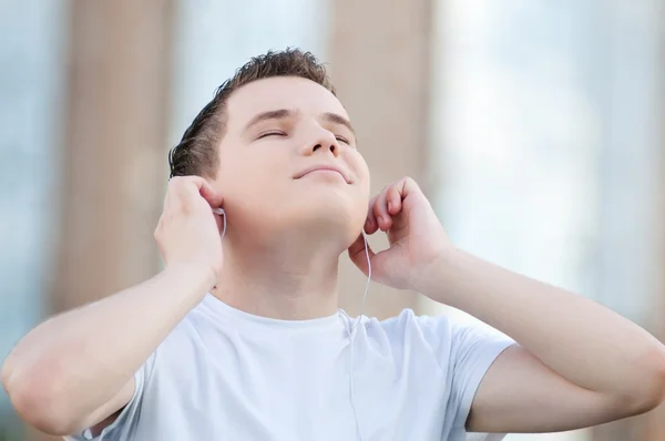 Jeune homme attrayant avec écouteurs — Photo