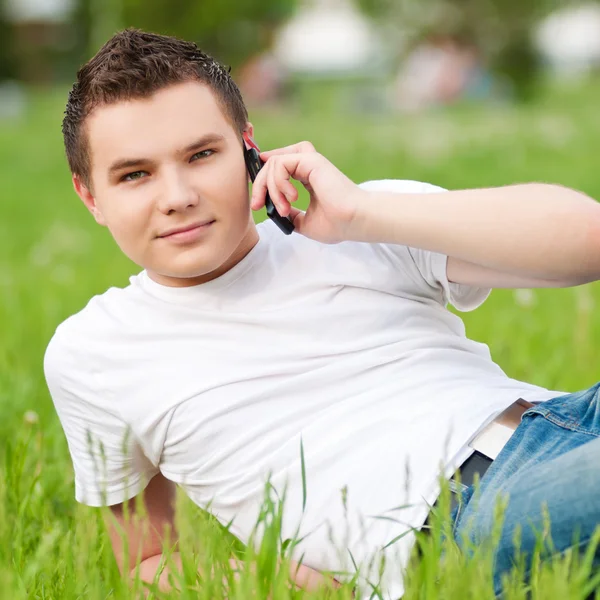 Młody mężczyzna atrakcyjny z komórkowego — Zdjęcie stockowe