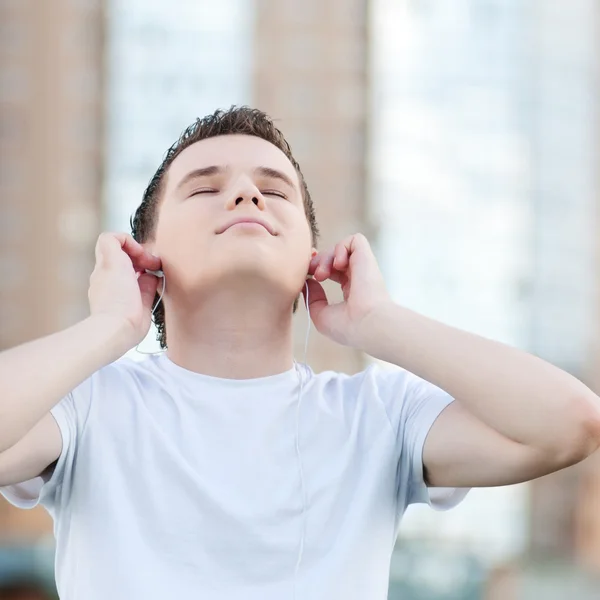 Joven hombre atractivo con auriculares — Foto de Stock