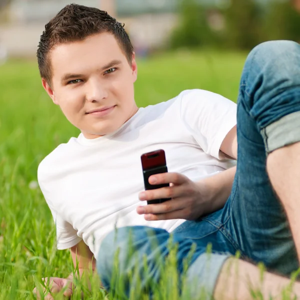 Молодий хлопець розмовляє по мобільному телефону — стокове фото