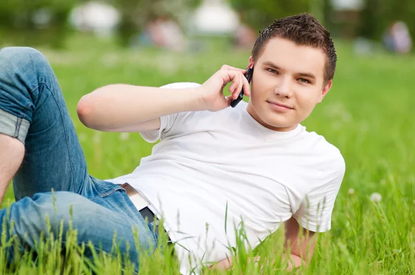 젊은 사람이 휴대 전화 통화 — 스톡 사진